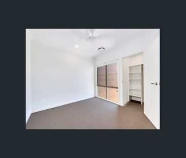 MUST SEE, STUNNING 4 BEDROOM FAMILY HOME! - Photo 3