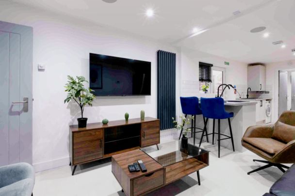6 Beds 5 Baths - Photo 1