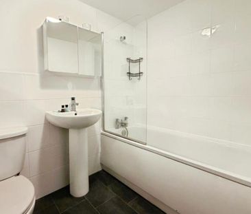 A well-presented one-bedroom flat in Bishopston with a front garden. - Photo 5