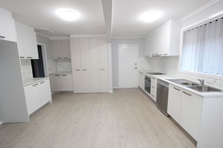 Immaculate Home Includes Security Alarm & A/C - Walking Distance to Shops & Transport - Photo 3