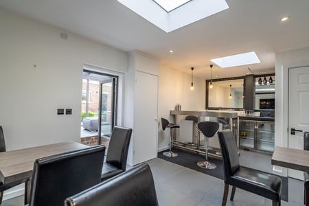 6 bedroom House To Let Total Size: 5046 SQ FT - Photo 3
