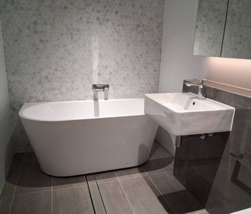 super large Brand New Townhouse with 3 bedrooms with 3 baths - Photo 4