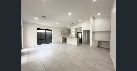 Stylish & Spacious Family Home - Photo 2