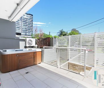 Exceptional double story townhouse in the vibrant heart of the CBD - Photo 3