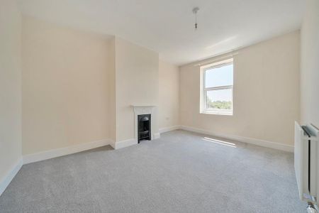 4 bedroom end of terrace house to rent - Photo 2