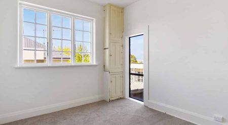 Sunny 3 Bed Apartment - Photo 5