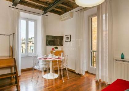 A Charming Penthouse with a Balcony in the Heart of Rome. In Residence with consierge, A/C , WIFI.Rif. #1946
