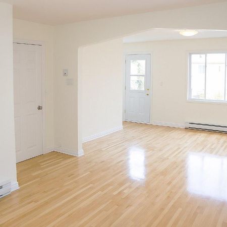 Superbe 3 ½ ensoleillé, libre maintenant, triplex, 2 ième étage, très propre - Photo 4