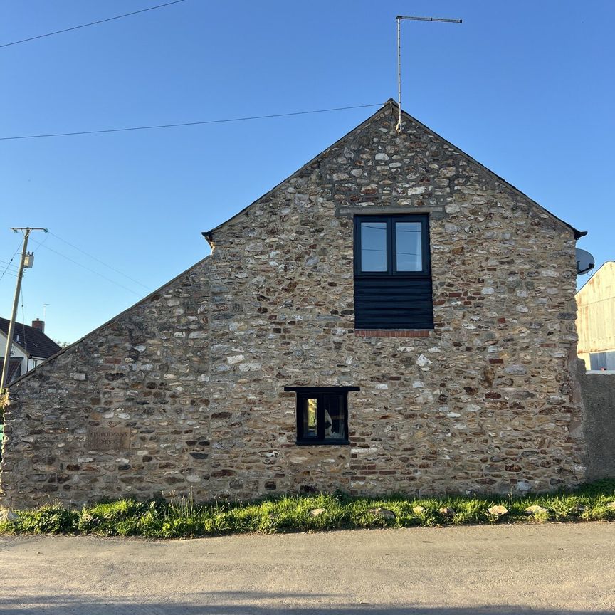 Two Bedroom Detached Barn Conversion For Rent in Fabulous Location in Taunton - Photo 1