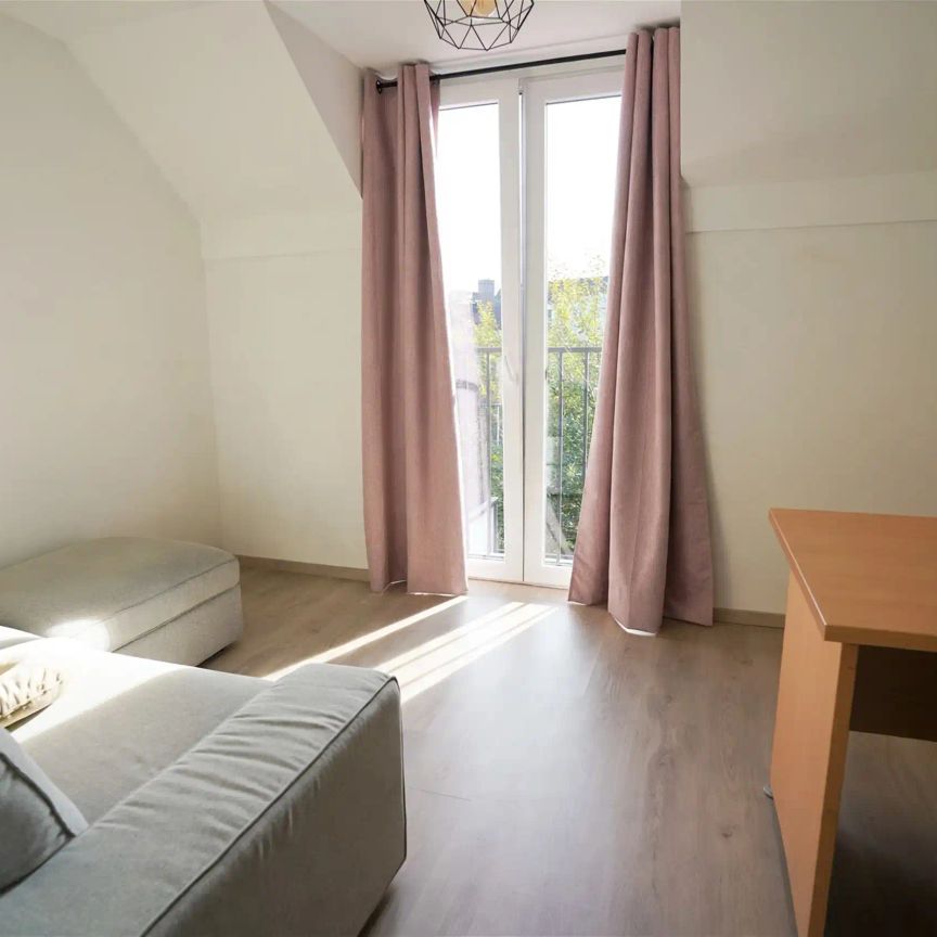Jonge woning met 2 overrdekte staanplaatsen en kleine tuin - foto 1