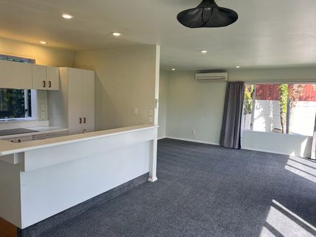 City – Freshly renovated 3 Bedroom, 2 level townhouse - Photo 5