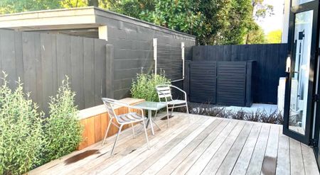 Fully Furnished Spacious Inner City Apartment in Prime Location! - Photo 4