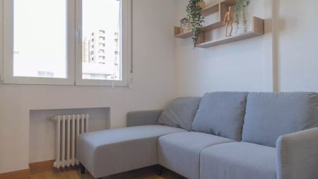 Room in a shared 5-bedroom apartment for rent in Cuatro Caminos, perfect for professionals and students. - Foto 2