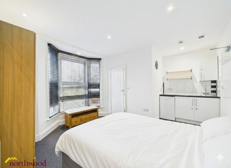 1 bedroom in a house share to rent - Photo 3