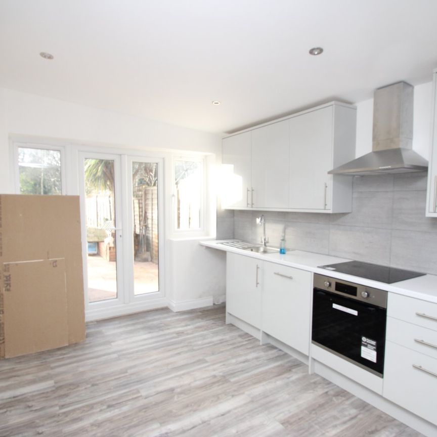 South Norwood Hill, SE25, London - Photo 1
