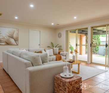 STYLISH FAMILY LIVING MINUTES FROM EVERYTHING! - Photo 2