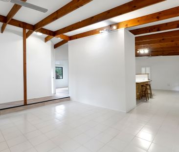 SPACIOUS FAMILY HOME ON MASSIVE BLOCK! - Photo 4