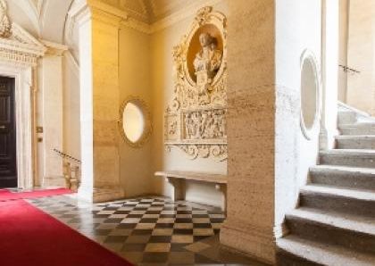 Center-Historic Jewish Quarter: Elegant apartment situated in beautiful Palazzo Nobiliare. Entrance, spacious living with original wood frescoed ceilings, large modern dining and kitchen, 4 bedrooms, 4 Baths, small terrace. #1527