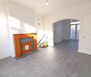 4 bedroom end of terrace house to rent - Photo 1