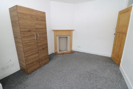 3 bedroom maisonette to rent - Photo 2