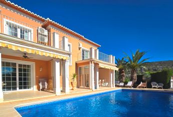 FOR RENT: SPACIOUS AND ELEGANT VILLA IN MORAIRA with 4 bedrooms for LONG TERM