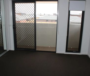 “As New Modern Townhouse” - Photo 4