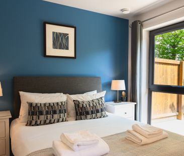 A fully furnished, one-bedroom apartment with a private balcony and... - Photo 5