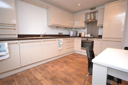 2 bedroom Flat To Let - Photo 4
