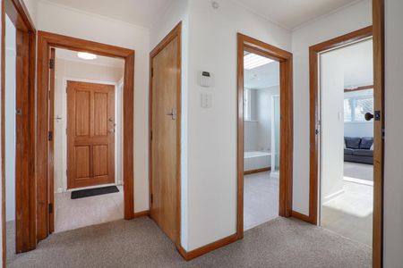 Three bedroom low-maintenance home - Photo 3