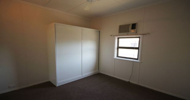 Conveniently located high-set 4 bedroom home. - Photo 1