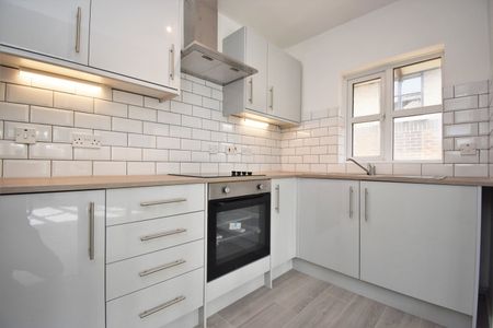 Flat to rent - Celestial Gardens, London, SE13 - Photo 4