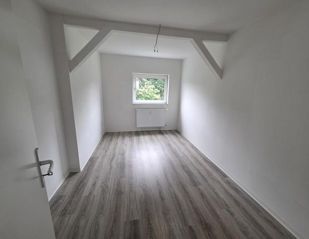 Gemütliche 3-Zimmer-Dachgeschosswohnung mit Einbauküche in Chemnitz-Hilbersdorf! - Foto 1