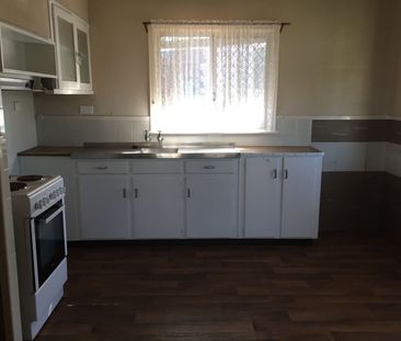 Cute cottage style home with a shed! - Photo 1