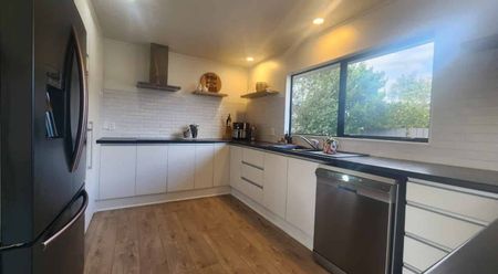 Spacious 5-Bedroom Family Home for Rent in Opaheke - Photo 4