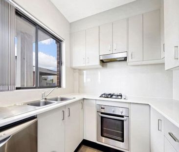 Spacious Two-Bedroom Apartment – Top Floor Location - Photo 2