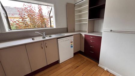 Hokowhitu 3-Bedroom Home – Top Location & Sunny - Photo 3