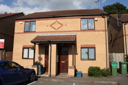 2 bed Semi-Detached - To Let - Photo 3