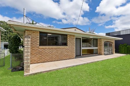 Spacious Home in Prime Maroochydore Location - Available Now - Photo 4