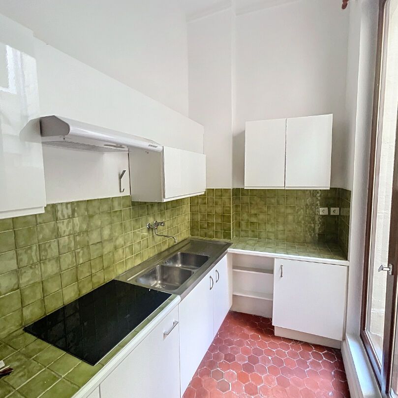 A LOUER AVIGNON INTRAMUROS ( 84000 ) : appartement 1 pièce - non meublé - climatisé - terrasse, - Photo 1