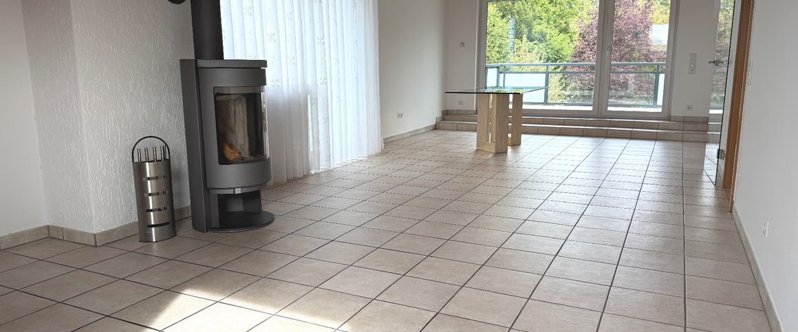 Ihr neues Zuhause zum Wohlfühlen – großzügige Dachgeschosswohnung im Zweifamilienhaus! - Photo 1