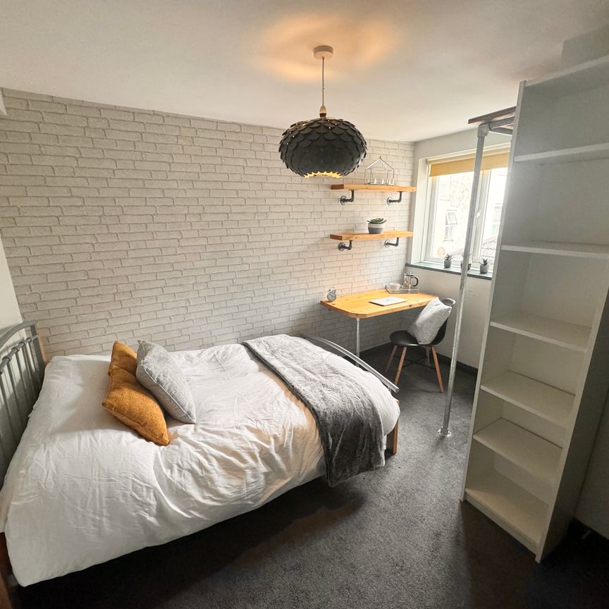 Spacious 5-Bed Hidden Gem in Central Hove - Photo 1