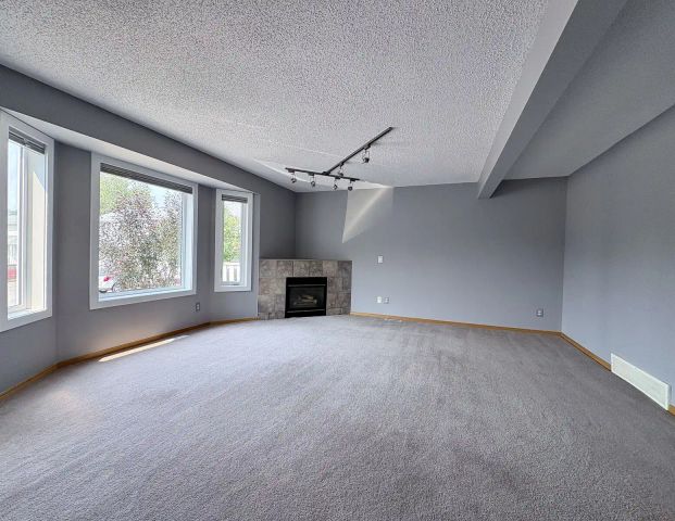 1640 sq ft 3-Storey Killarney Townhome | 3 Bed | 2.5 Bath | Attached Garage | AC — 3 Bedrooms Townhouse - Photo 1
