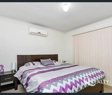 🏡 Spacious Family Home In Great Location - Photo 3