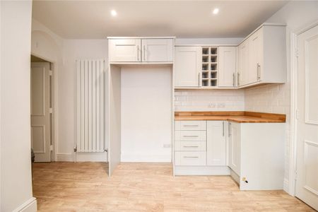 Well presented 5/6 bedroom terraced house to rent in the centre of Cambridge, within walking distance of the Railway Station. Rear enclosed garden with patio area. GCH. Driveway Parking. Local amenities close by. Unfurnished. - Photo 4
