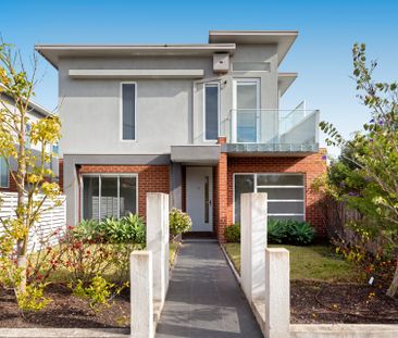 Two Storey Sun-Filled Townhouse! - Photo 3