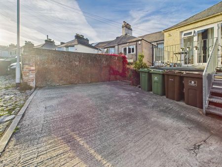 2 bedroom ground floor flat to rent - Photo 2