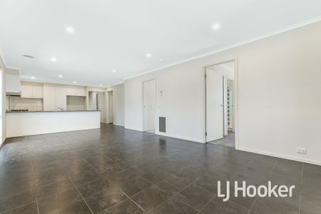 Lovely Three Bedroom Home - Photo 3