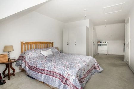 3 Bed Semi-Detached House, Verde Close, LU2 - Photo 2