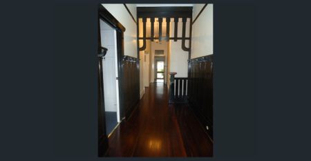 Lovely Maintained Character Bungalow in Prime Location - Photo 4