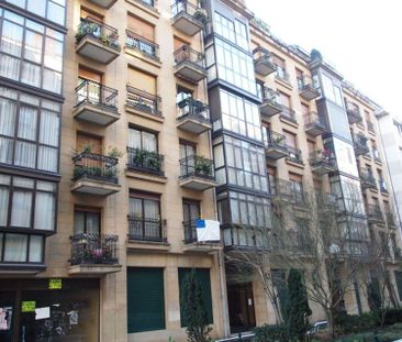 Alquiler de piso en Calle Txofre - Photo 2